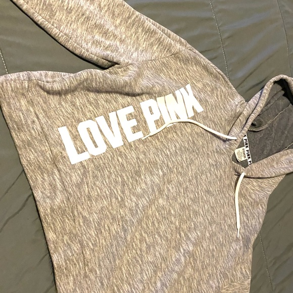 I’m selling pink hoodie , pre owned in very good condition - Picture 2 of 4